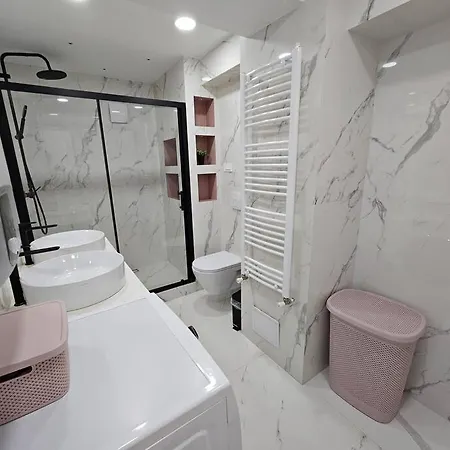 Modern & Spacious Duplex: Prime Location!