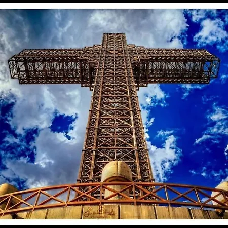 Modern & Spacious Duplex: Prime Location! Апартаменти Скоп'є