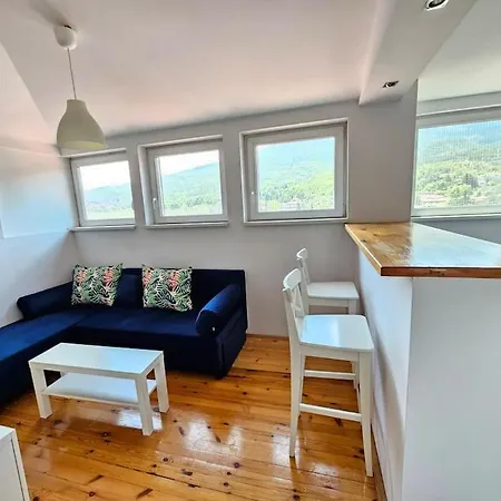 Modern & Spacious Duplex: Prime Location! *