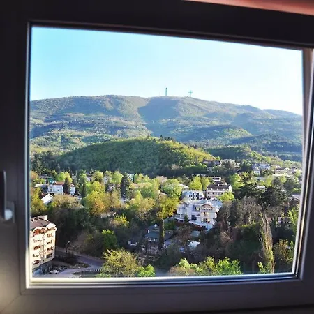 Modern & Spacious Duplex: Prime Location!