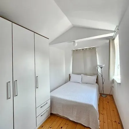 Modern & Spacious Duplex: Prime Location! Апартаменты *