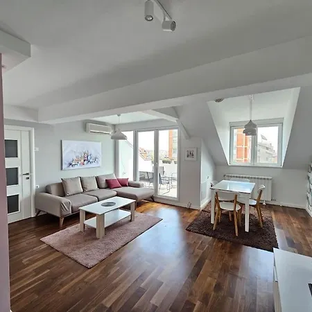 Апартаменты Modern & Spacious Duplex: Prime Location!
