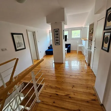 Modern & Spacious Duplex: Prime Location! *