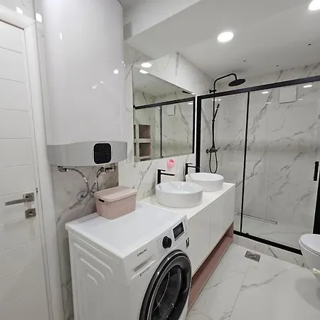 Modern & Spacious Duplex: Prime Location! Апартаменты