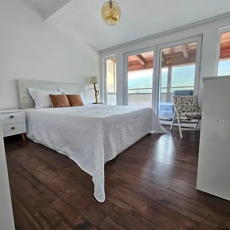 Апартаменты Modern & Spacious Duplex: Prime Location!