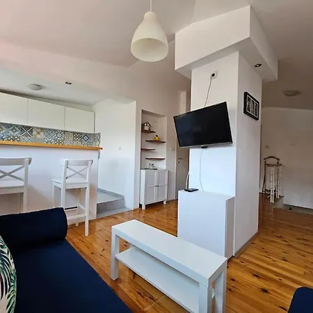 Апартаменти Modern & Spacious Duplex: Prime Location!