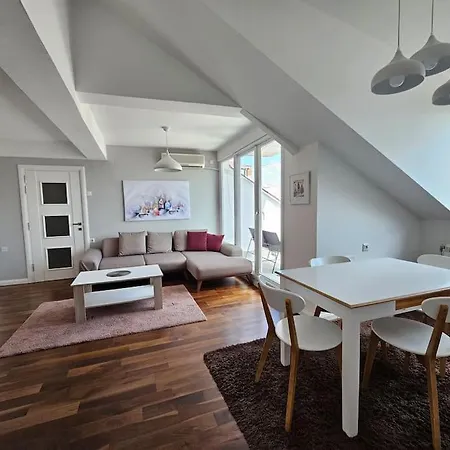 Modern & Spacious Duplex: Prime Location! *