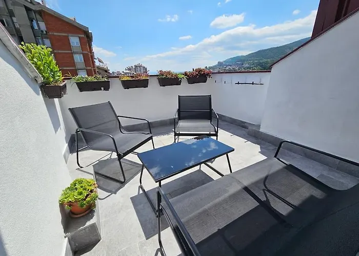 Modern & Spacious Duplex: Prime Location! *