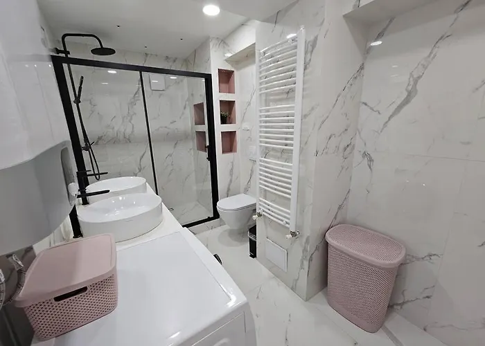 Modern & Spacious Duplex: Prime Location!