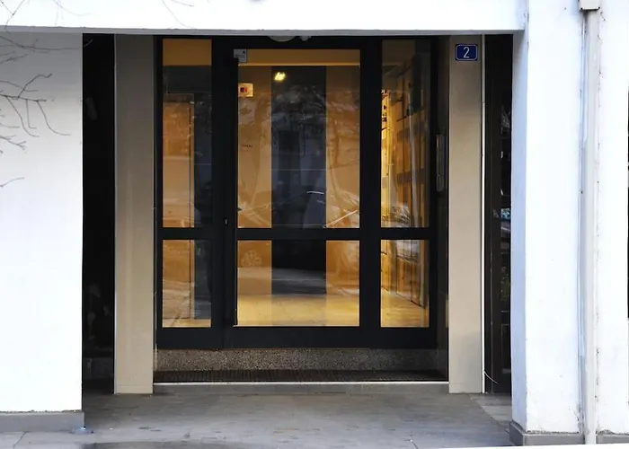 Modern & Spacious Duplex: Prime Location! Lejlighed