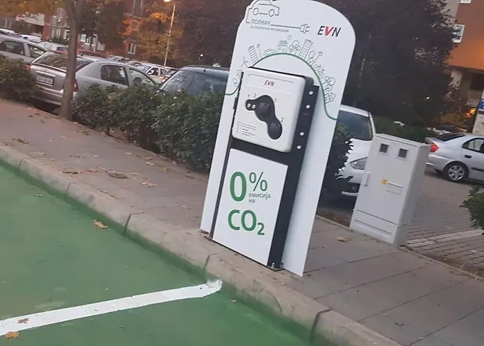 Modern & Spacious Duplex: Prime Location!