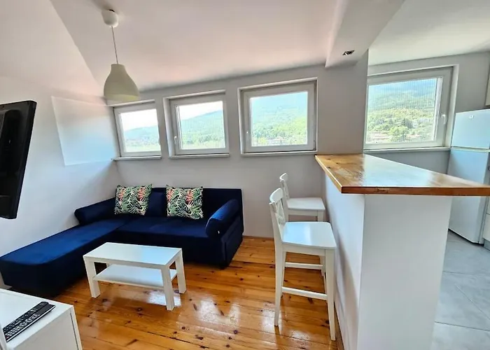 Modern & Spacious Duplex: Prime Location! *