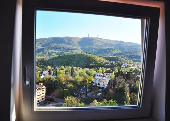 Modern & Spacious Duplex: Prime Location!