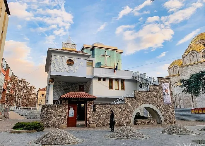 Modern & Spacious Duplex: Prime Location!