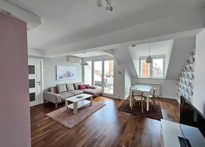 Apartment Modern & Spacious Duplex: Prime Location!