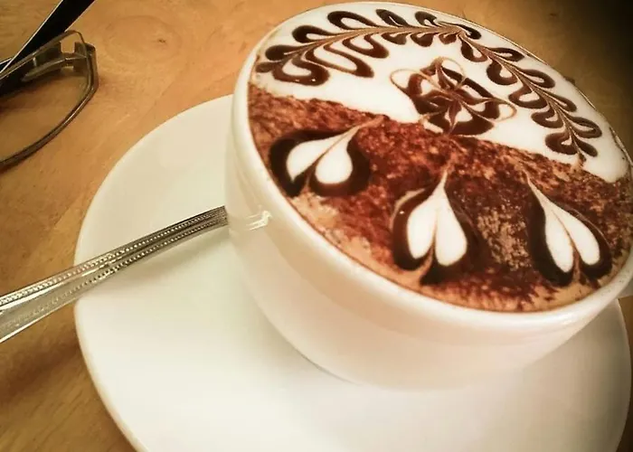 Lejlighed Modern & Spacious Duplex: Prime Location! *