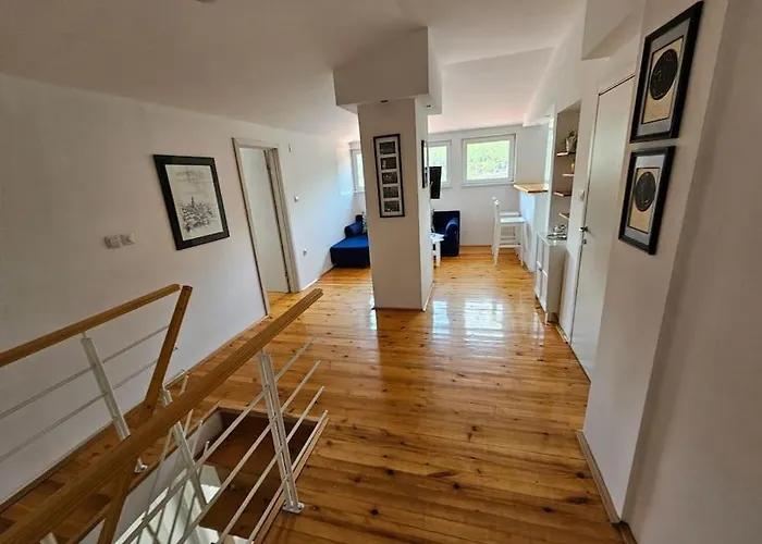 Modern & Spacious Duplex: Prime Location! *