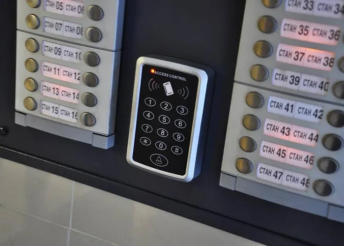 Modern & Spacious Duplex: Prime Location! Lejlighed