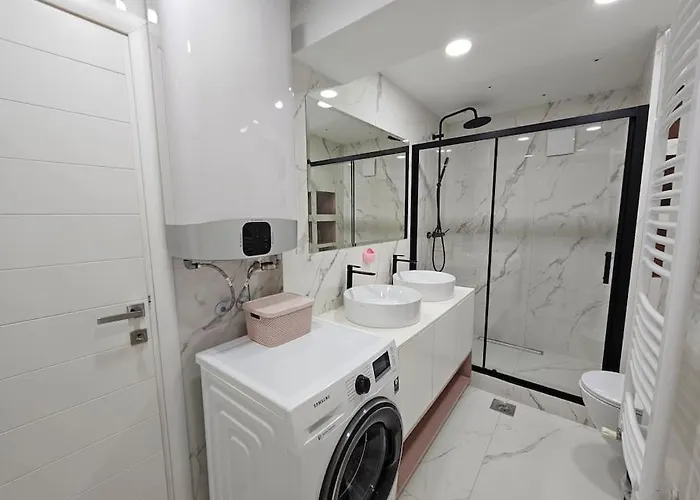 Modern & Spacious Duplex: Prime Location! Apartment