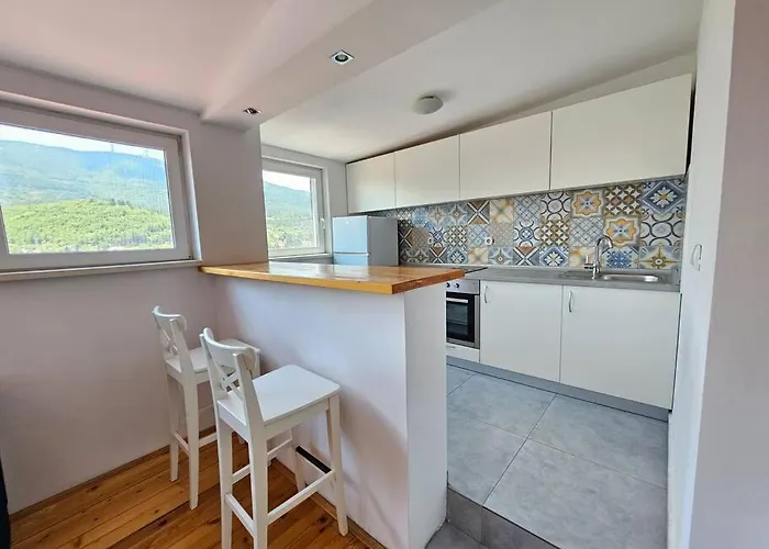 Modern & Spacious Duplex: Prime Location!