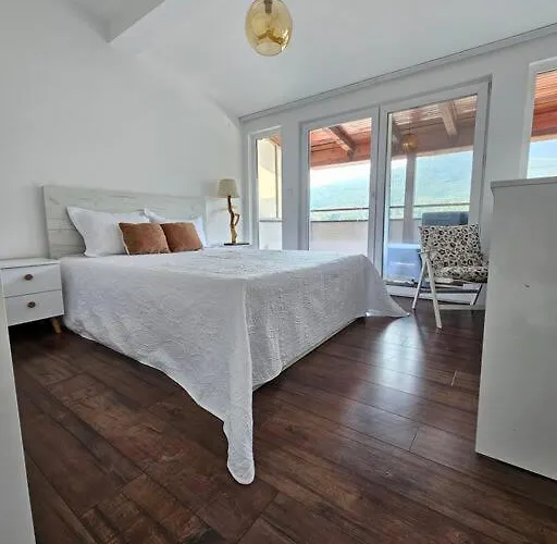 Lejlighed Modern & Spacious Duplex: Prime Location!