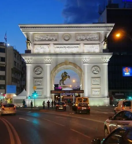 Modern & Spacious Duplex: Prime Location! *