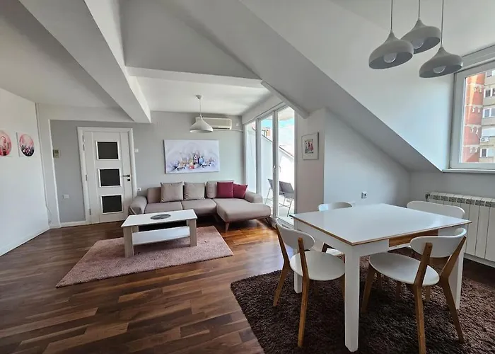 Modern & Spacious Duplex: Prime Location! *